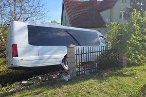Wypadek pod Olsztynem. Szkolny bus uderzył w ogrodzenie – są ranni