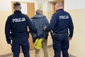 Starszy mężczyzna szarpał, na siłę przytulał i całował dziewczynkę wbrew jej woli