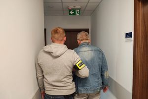 „Uzdrowiciel” z Pruszkowa leczył na wszystko – domowymi kapsułkami i... pieczątką