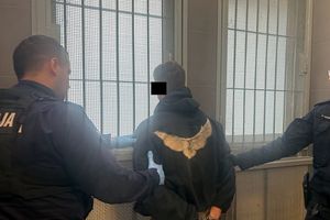  Most Poniatowskiego. Uderzył w auto i… zasnął. W organizmie miał koktajl narkotykowy