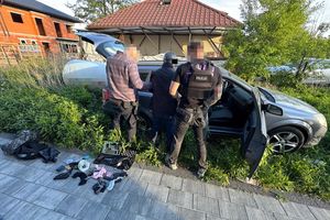  Arsenał w willi pod Warszawą. Gruzińska grupa zatrzymana z bronią, amunicją i fałszywymi dokumentami [ZDJĘCIA]
