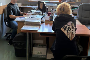  Z pozoru spokojna sąsiadka. W szafie – 20 porcji marihuany i LSD na stole