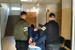  Diler z Pragi Północ zatrzymany podczas akcji. Heroinę ukrywał za kaloryferem