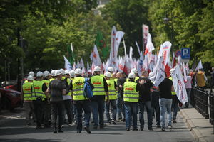  Energetycy protestują przed Sejmem