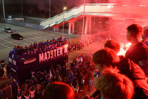 Lech Poznań mistrzem Polski! Tysiące kibiców świętowały triumf Kolejorza na ulicach miasta