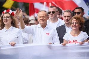 Tusk ostro podczas marszu