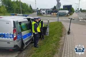 Nietrzeźwy romantyk na hulajnodze - z różą w dłoni