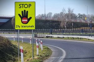 73-latek jechał ciągnikiem pod prąd na ekspresówce