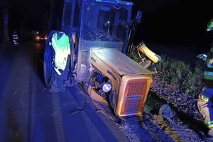 Ursus zakończył jazdę na drzewie a kierowca zniknął   