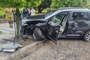 Uderzył w budynek Urzędu Miasta, śmietniki, znaki drogowe i hydrant