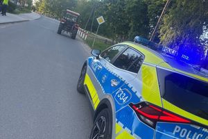 Dzielnicowy w ogrodzie, pijany traktorzysta na ulicy – pościg zakończony ujęciem!