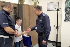 Czujny jak bohater! Chłopiec udaremnił oszustwo i uratował oszczędności babci