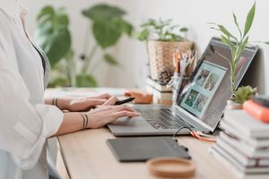 Jak dobrać sprzęt do pracy zdalnej? Przegląd laptopów i akcesoriów