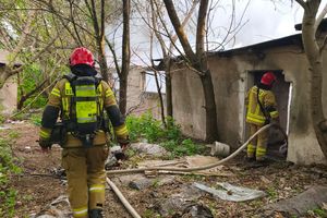 Pożar pustostanów w Iławie: Służby interweniują, apelują o ostrożność