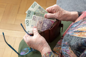 "Trzynastki" wypłacone. Miliardy trafiły do milionów