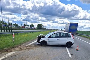 Na S7 kierowca stracił panowanie nad autem i uderzył w barierki