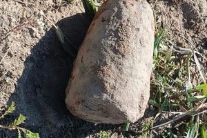 Znalazł "dziwny" metalowy  przedmiot w polu 