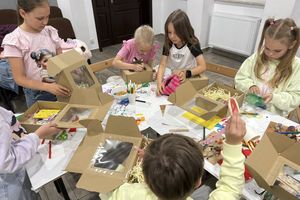 [ZDJĘCIA] Miłość zaklęta w małych dłoniach – warsztaty z okazji Dnia Mamy i Taty