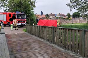 75-latek wpadł do rzeki. Mężczyznę przetransportowano helikopterem do szpitala