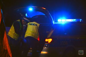 Kierujący audi uderzył w latarnię i uciekł. Dlaczego?