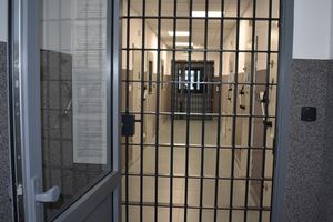 Przyszedł odwiedzić kolegę w więzieniu, okazał się poszukiwany