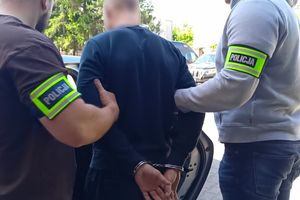 Pijani zaatakowali robotnika. Bili go i kopali