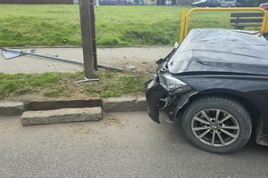 Pijany uderzył autem w słup oświetleniowy. Ujęli go świadkowie
