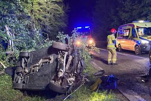 Zdarzenie drogowe w okolicy Samolubia. 22-latek został przetransportowany do szpitala