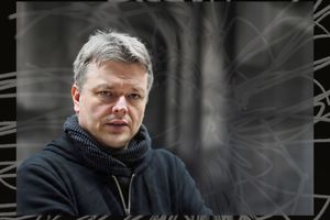 Wernisaż z opowieścią – Krzysztof Jabłonowski i jego kadry w MBP
