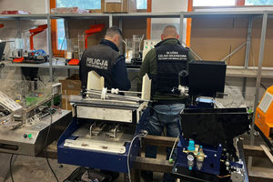 Tona tytoniu, setki tysięcy papierosów i milionowe uszczuplenia — rozbita grupa fałszerzy z Podkarpacia