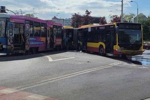 13 osób rannych w zderzeniu autobusu MPK z tramwajem