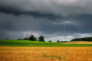Było słonecznie i spokojnie, ale to koniec. Nad Warmię i Mazury napływają czarne chmury 
