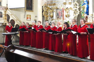 Maryjny koncert w gotyckim wnętrzu kościoła