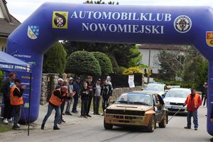 Pół setki samochodów na starcie wyścigu pod Nawrę