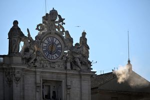 Wybrano papieża - biały dym z komina Kaplicy Sykstyńskiej 