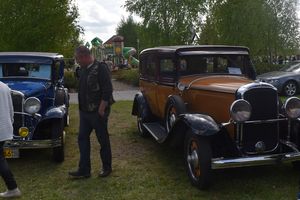 Zabytkowe auta i kuchnia z czasów PRL