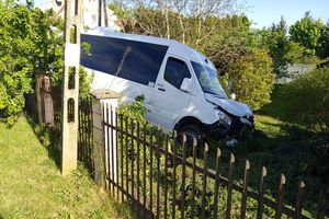 [AKTUALIZACJA] Kierowca szkolnego busa wjechał w ogrodzenie w Łęgajnach. Dzieci trafiły do szpitala