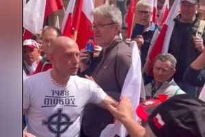 Prowokacja podczas Marszu za Polską. Neonazista z flagą 1488 wtargnął w tłum