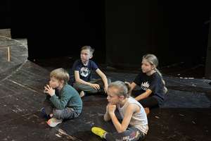 „Mały Książę” w elbląskim teatrze. W roli głównej czterech młodych aktorów. Wywiad z reżyserem Cezarym Domagałą