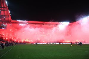 Polityczna atmosfera na Łazienkowskiej. Co na to Legia?