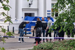 22-latek, który zaatakował siekierą pracownicę Uniwersytetu Warszawskiego usłyszy trzy zarzuty