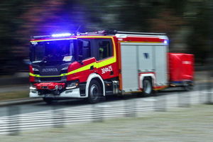 Tragedia w ogniu śmieci: ciało znalezione w spalonej wiacie na Bemowie
