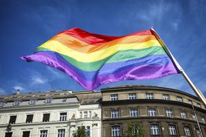 Tęczowa ideologia wdarła się do wrocławskiej szkoły! Czarnecki alarmuje: 