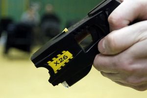 Warszawa: Fałszywy policjant poraził strażników miejskich taserem