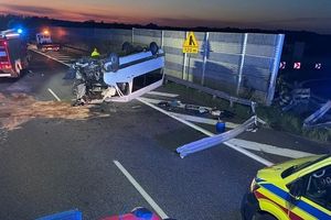 S8: bus roztrzaskał się o barierę i dachował. Jeden z pasażerów ranny
