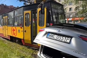 Tramwaj staranował Lexusa. Poważny wypadek na Grochowie