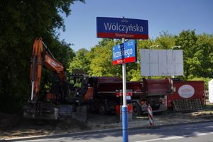 Bezpieczniej na Bielanach! Nowa sygnalizacja i chodnik na Wólczyńskiej
