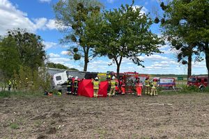 Tragedia pod Dobrym Miastem. Nie żyje 40-letni kierowca osobówki [ZDJĘCIA]