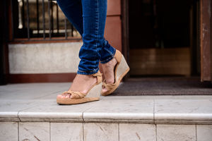 Wygoda i styl na koturnie. Te buty będą hitem lata 2025
