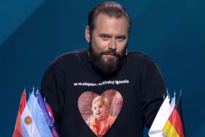 Koszulka Stanowskiego na debacie prezydenckiej z apelem o pomoc dla Ignasia